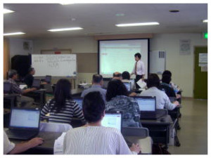 パソコンインターネット講座の様子を中央後ろから写真撮影した写真