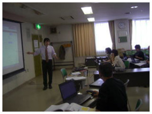 パソコンインターネット講座の様子を左前から写真撮影した写真