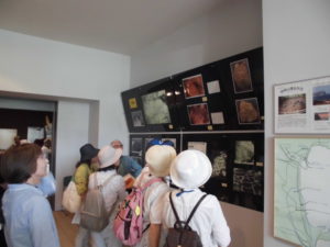 フゴッペ洞窟の展示物を見ている学園生の様子を撮影した写真