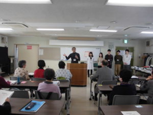 鈴木教授の説明と学生たちの写真