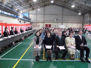 式場で卒業生を正面から撮影した写真