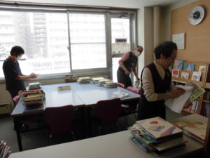 図書ボランティアとして整頓する様子を撮影した写真