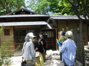 日本庭園の八窓庵を見学している様子を撮影した写真