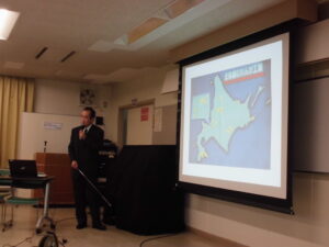 北海道地図をスクリーンに映しながら説明しているところ