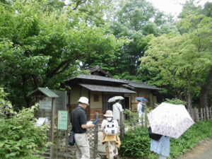 日本庭園内にある八窓庵を見学している所