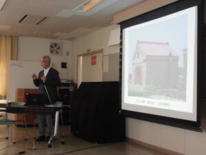 りんごを保管していたレンガ倉庫（現存していない）の説明をしているところ