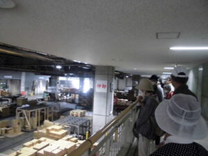 青果棟の２階から１階の様子を見学しているところ