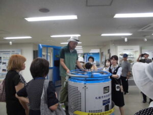 ターレットという乗り物に乗っているところ（実際には動かない展示されているもの）