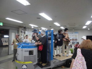 展示室のターレットに乗って記念写真を撮っているところ