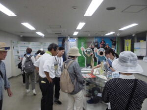 展示室にある帽子の説明をしてくれているところ