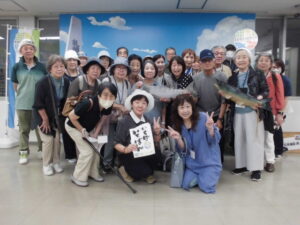 展示室で記念写真を撮ったところ