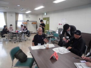 学園生一人ひとりの質問に答えてくださっているところ