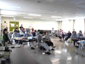 講師の見本を見ながら足の運動をしているところ