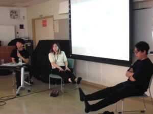 足の運動の見本をやっているところ