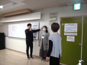 自分のタイプは猫背か反り腰なのかを診断してもらっているところ