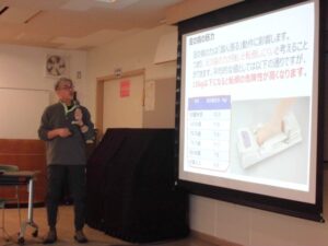 足の握力について話す講師