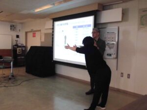 簡単な運動の見本をみんなの前でやっているところ