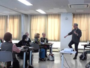 バランスのとり方の説明をしている講師