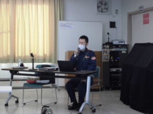 パワーポイントを使ってお話をしているところ