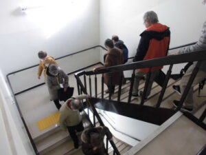 講義後、階段を使って3階から1階の体育室に避難している学園生達