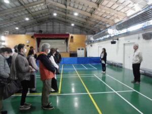 体育室で点呼をとった後、館長からの講評を受けているところ