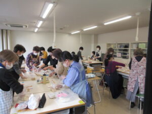 大豆をつぶしているところ、白味噌作り