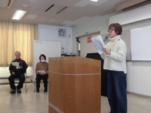 原稿を持ち発表している学園生