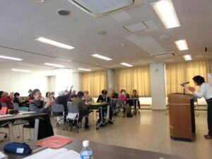 発表のトリを務めて、皆から拍手をもらっているところ