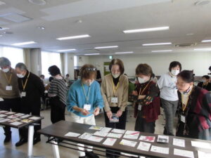 皆の作品を鑑賞しているところ