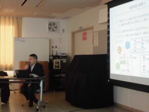 遺言書についてパワーポイントで説明しているところ