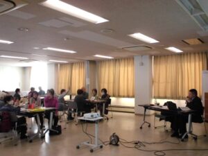 質問をするのに手を挙げているところ