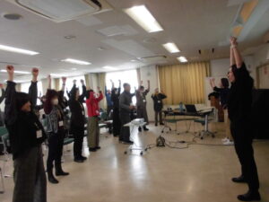 全員で手をあげる体操をしているところ