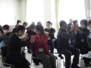 楽しそうにハイタッチをしているところ