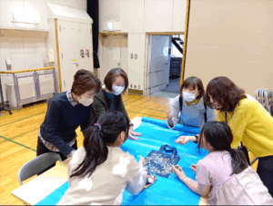 子どもたちと交流している様子