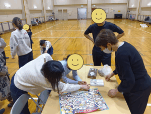 子どもたちとゲームをしている様子