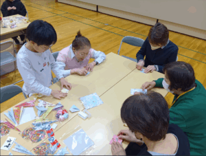 折り紙をしている様子