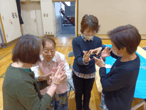 あやとりの練習をしている様子